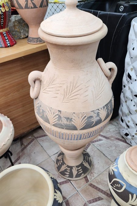 جرة فخارية كبيرة بنقوش يدوية وغطاء علوي